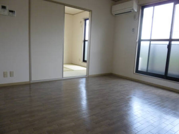 リバーサイド壱番館の居間・リビング