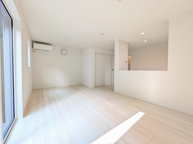 八王子市　元八王子町　新築一戸建て　２４ー１期の内装|～15.7帖の明るいLDKで、家族団欒の時間をお過ごしいただけます～