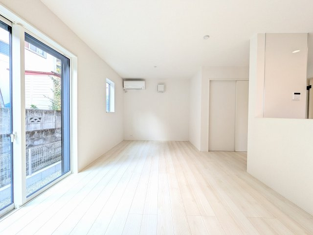 八王子市　元八王子町　新築一戸建て　２４ー１期の居間・リビング|～15.7帖の明るいLDKで、家族団欒の時間をお過ごしいただけます～