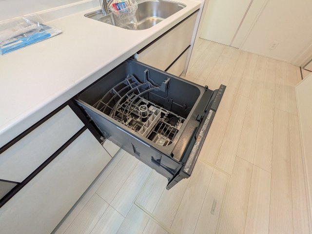 八王子市　元八王子町　新築一戸建て　２４ー１期のキッチン|～食洗機付き　食事後の食器洗いはお任せ、家族でゆっくりとくつろげます～