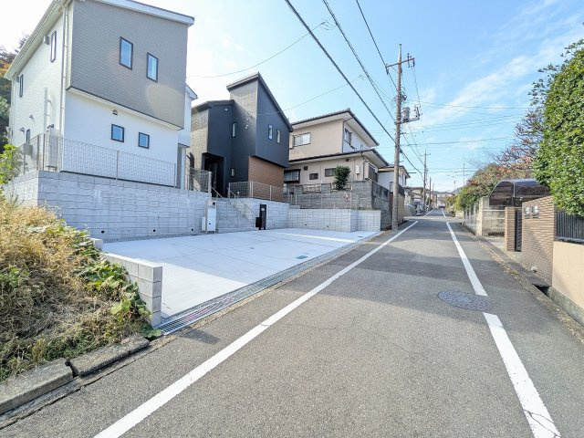八王子市　元八王子町　新築一戸建て　２４ー１期の前面道路含む現地写真|～5ｍ道路に面しています～