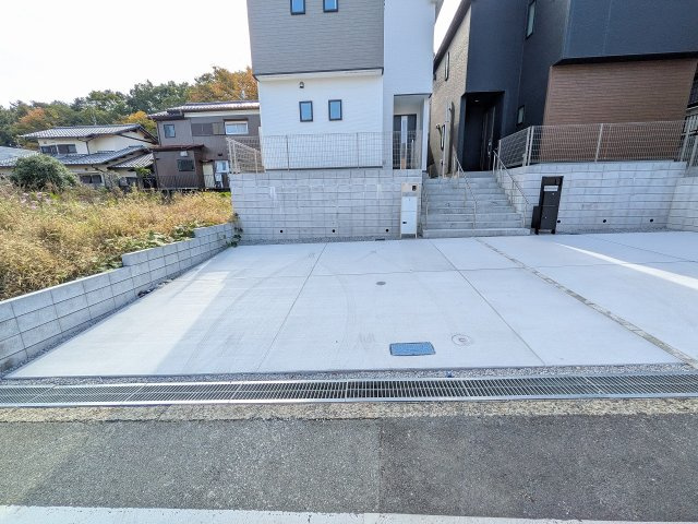 八王子市　元八王子町　新築一戸建て　２４ー１期の駐車場|～並列2台駐車可能カースペース～