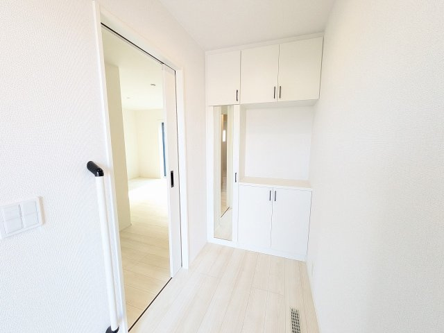 八王子市　元八王子町　新築一戸建て　２４ー１期の玄関|～開放感のある玄関ホール～