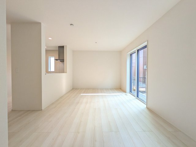 八王子市　元八王子町　新築一戸建て　２４ー１期の居間・リビング|～15.7帖の明るいLDKで、家族団欒の時間をお過ごしいただけます～