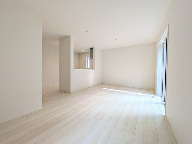 八王子市　元八王子町　新築一戸建て　２４ー１期の居間・リビング|～15.7帖の明るいLDKで、家族団欒の時間をお過ごしいただけます～