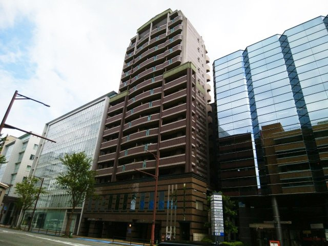 福岡市中央区天神３丁目の賃貸マンションのエントランス