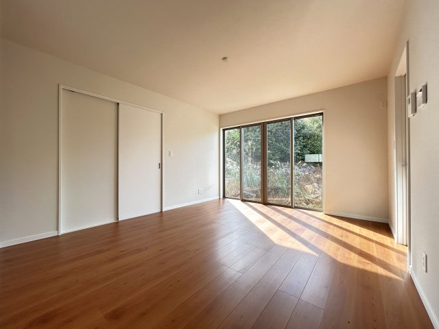 高知市朝倉己　新築一戸建ての洋室|2階リビングならではの解放感☆人目を気にせずカーテンを開けられます☆