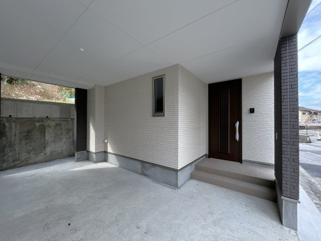 高知市朝倉己　新築一戸建てのその他共用部分|雨の日も濡れることなく車に乗り込めます☆