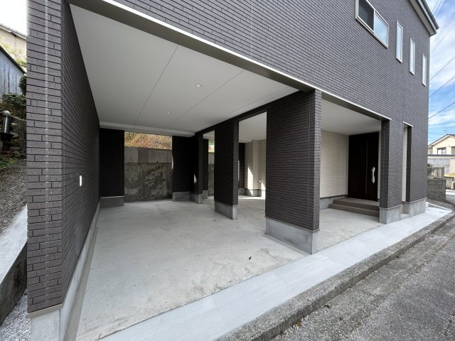 高知市朝倉己　新築一戸建ての駐車場|屋根付き駐車で天候に左右されない快適さ。生活動線もスムーズです。