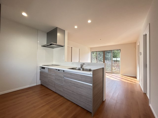 高知市朝倉己　新築一戸建てのキッチン|家事がしやすい対面キッチン×広々LDK。毎日の暮らしを快適に。