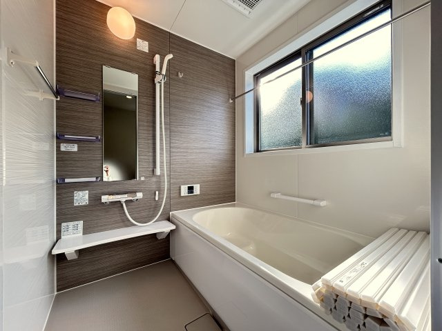高知市朝倉己　新築一戸建ての浴室|浴室暖房乾燥機付きで、雨の日のお洗濯も安心。暮らしやすさが整った水回り空間。