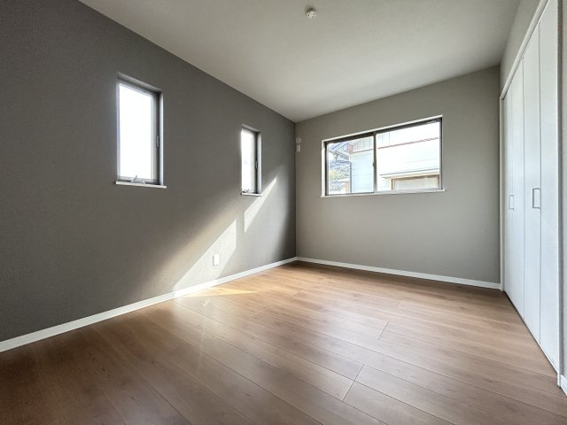 高知市朝倉己　新築一戸建ての洋室|心地よい陽ざしが差し込む洋室。クローゼット完備で収納面も安心。