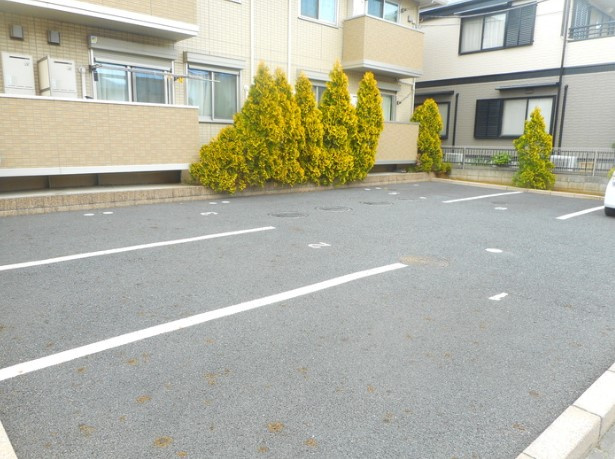 シャルマン市川の駐車場