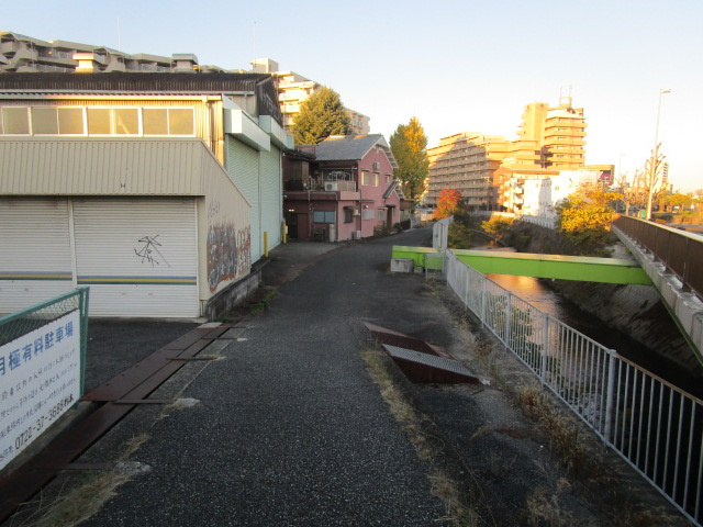 堺市西区上野芝向ヶ丘町１丁の倉庫の周辺