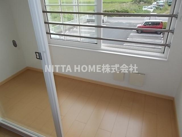 アンファミーユⅡのバルコニー|サンルーム付きでお天気の心配もいらないですね！