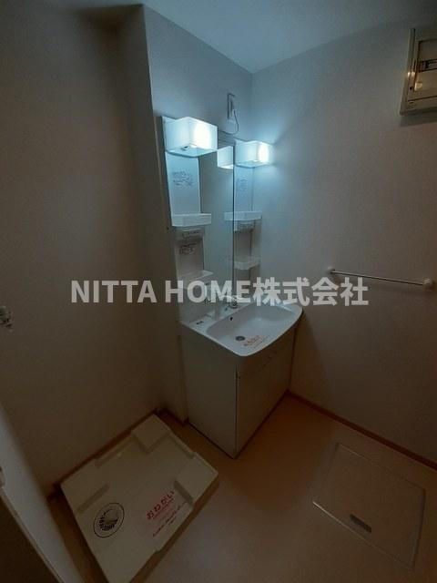 アンファミーユⅡの洗面所|シャワー付き洗面台に室内洗濯機置場があります＊