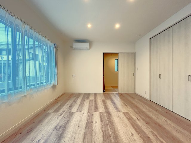 高知市潮新町　新築一戸建ての居間・リビング|広々としたリビングには大きな収納があるのでスッキリきれいに保てそうですね☆