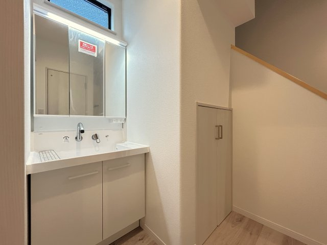 高知市潮新町　新築一戸建ての独立洗面台|収納力のある三面鏡洗面台で身支度もスムーズに☆