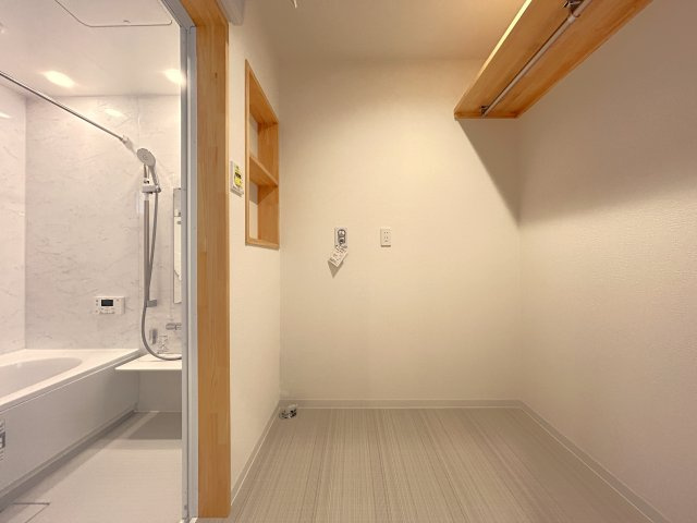 高知市潮新町　新築一戸建ての脱衣所|脱衣場のハンガーレールは洗濯物干しや収納として便利☆