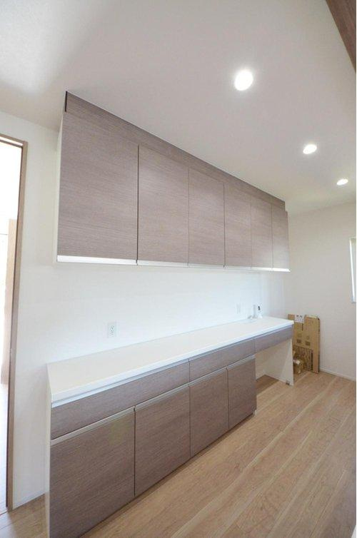 中山新町1丁目の収納|大容量のカップボードが標準装備！キッチン周りの収納スペースもしっかり確保されています。