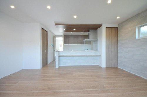 中山新町1丁目の居間・リビング|東南向きで窓の多いリビング空間。オープンタイプの対面式キッチンでリビングが隅まで見渡せます。キッチンにいながら小さなお子様にも目が届き安心です。