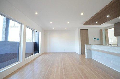 中山新町1丁目の居間・リビング|東南向きで窓の多いリビング空間。オープンタイプの対面式キッチンでリビングが隅まで見渡せます。キッチンにいながら小さなお子様にも目が届き安心です。