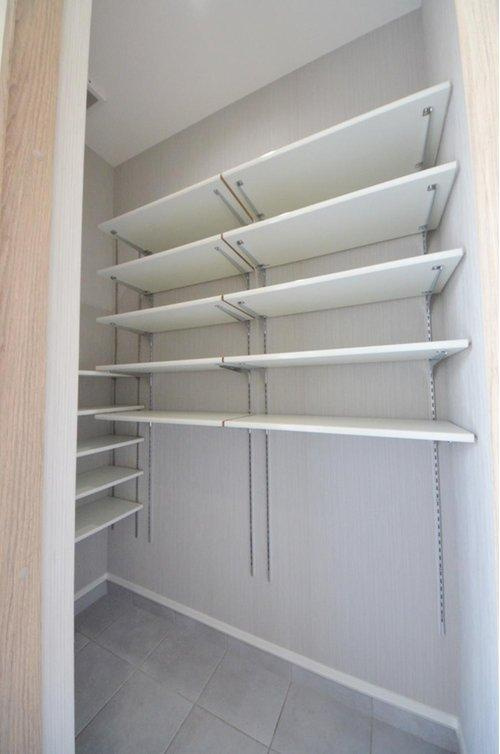 中山新町1丁目の収納|廊下に広いシューズクロークがあります