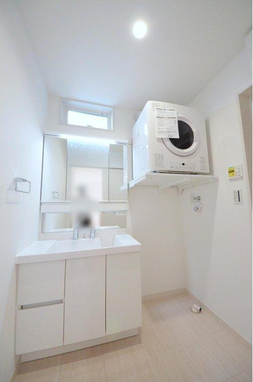 庚午中1丁目の洗面所|清潔感あふれるシャワー付洗面台と洗面室。余裕のスペース。窓もあり明るく通気も良いです