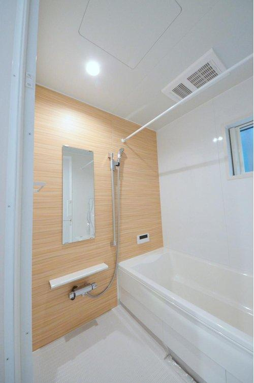 庚午中1丁目の浴室|人気の換気乾燥暖房機付き。１坪タイプの大きなバスルームなので足を伸ばしてゆっくり湯船につかることができます