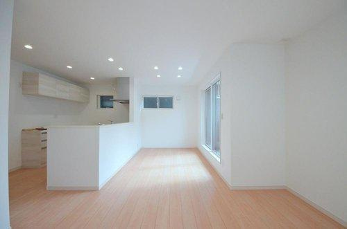 庚午中1丁目の居間・リビング|南向きで陽当たりが良く、窓の多いリビング空間。オープンタイプの対面式キッチンでリビングが隅まで見渡せます。キッチンにいながら小さなお子様にも目が届き安心です。