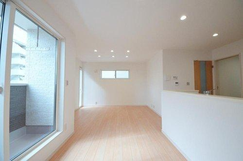 庚午中1丁目の居間・リビング|南向きで陽当たりが良く、窓の多いリビング空間。オープンタイプの対面式キッチンでリビングが隅まで見渡せます。キッチンにいながら小さなお子様にも目が届き安心です。