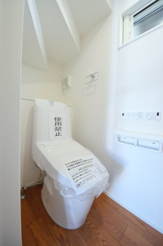 府中町八幡三丁目のトイレ|窓のある明るいトイレ。勿論ウォシュレット付です。収納スペースもあります。