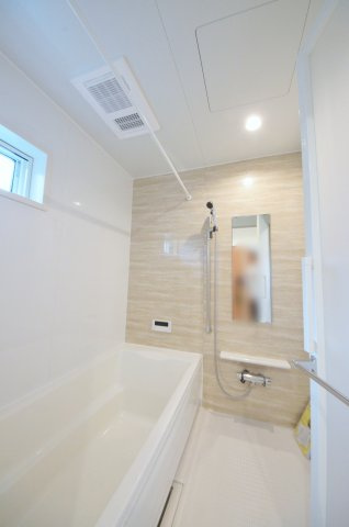 府中町八幡三丁目の浴室|人気の換気乾燥暖房機付き。１坪タイプの大きなバスルームなので足を伸ばしてゆっくり湯船につかることができます
