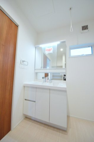 府中町八幡三丁目の独立洗面台|清潔感あふれるシャワー付洗面台と洗面室。
余裕のスペース。
窓もあり明るく通気も良いです