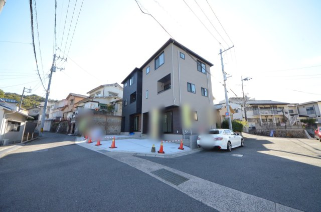 府中町八幡三丁目の前面道路含む現地写真|前面道路が広く駐車楽々です