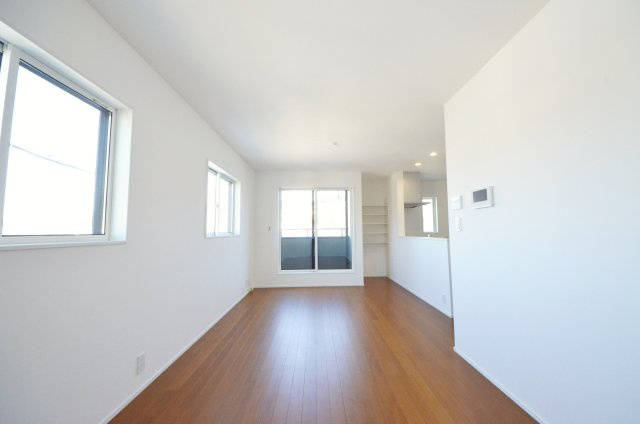 府中町八幡三丁目の居間・リビング|広く窓の多いリビング空間。オープンタイプの対面式キッチンでリビングが隅まで見渡せます。キッチンにいながら小さなお子様にも目が届き安心です。