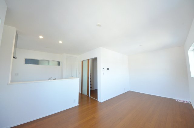 府中町八幡三丁目の居間・リビング|広く窓の多いリビング空間。オープンタイプの対面式キッチンでリビングが隅まで見渡せます。キッチンにいながら小さなお子様にも目が届き安心です。