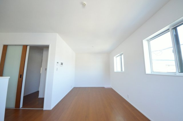 府中町八幡三丁目の居間・リビング|広く窓の多いリビング空間。オープンタイプの対面式キッチンでリビングが隅まで見渡せます。キッチンにいながら小さなお子様にも目が届き安心です。