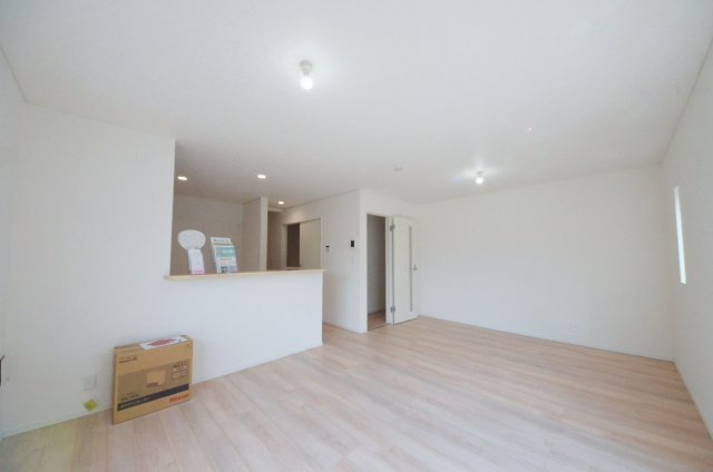 口田四丁目の居間・リビング|広く明るいリビング空間。オープンタイプの対面式キッチンでリビングが隅まで見渡せます。キッチンにいながら小さなお子様にも目が届き安心です。