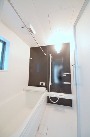 口田四丁目の浴室|人気の換気乾燥暖房機付き。１坪タイプの大きなバスルームなので足を伸ばしてゆっくり湯船につかることができます