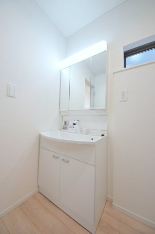 口田四丁目の独立洗面台|清潔感あふれるシャワー付洗面台と洗面室。余裕のスペース。窓もあり明るく通気も良いです