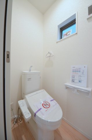 口田四丁目のトイレ|窓のある明るいトイレ
勿論ウォシュレット付きです