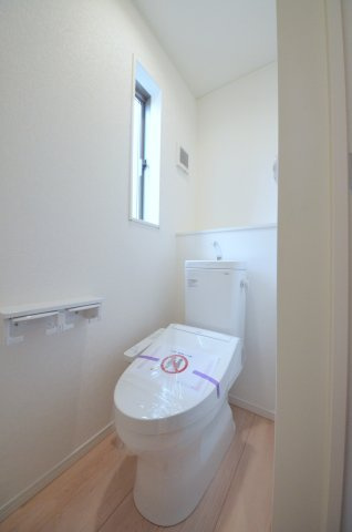 口田四丁目のトイレ|窓のある明るいトイレ
勿論ウォシュレット付きです