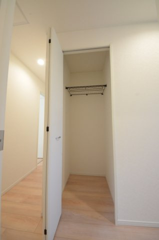 口田四丁目の収納|廊下にも収納スペースがあります