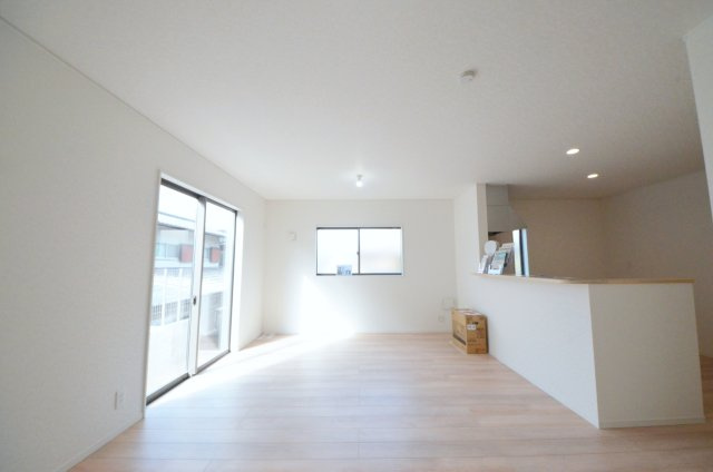 口田四丁目の居間・リビング|広く明るいリビング空間。オープンタイプの対面式キッチンでリビングが隅まで見渡せます。キッチンにいながら小さなお子様にも目が届き安心です。