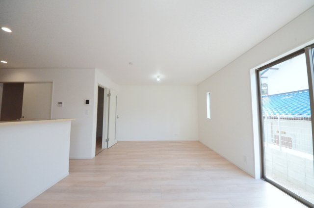 口田四丁目の居間・リビング|広く明るいリビング空間。オープンタイプの対面式キッチンでリビングが隅まで見渡せます。キッチンにいながら小さなお子様にも目が届き安心です。