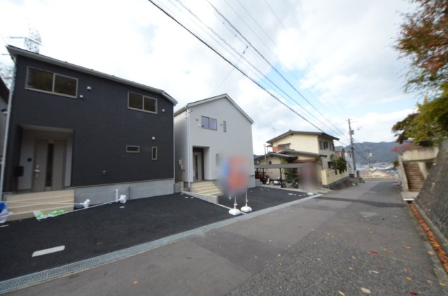 口田四丁目の前面道路含む現地写真|前面道路は5.1ｍと広く、交通量も少ない為駐車楽々です