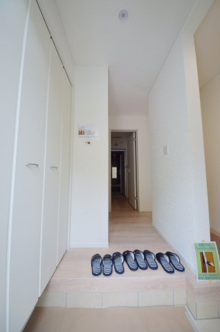 口田四丁目の玄関|玄関には大容量のシューズボックス有
廊下に収納もあり玄関周りの収納も充実しています