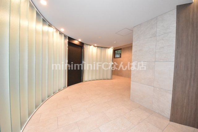 シーズンフラッツ新町のエントランス