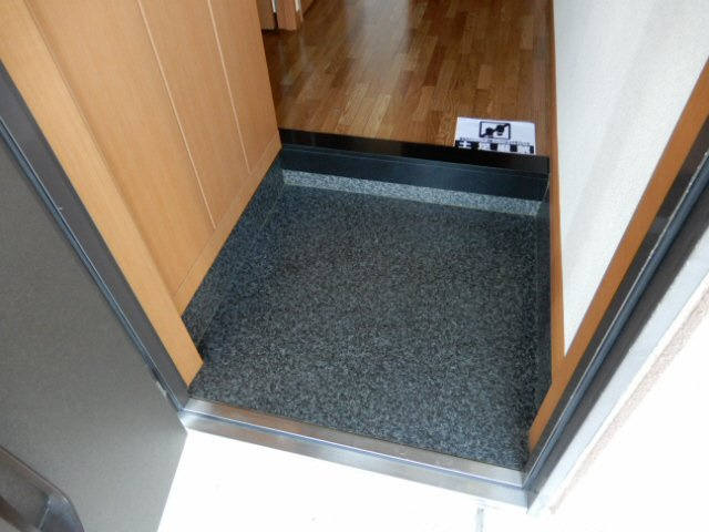 加古川市野口町古大内のアパートの玄関